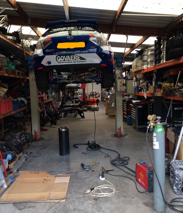 lassen aan een rallywagen