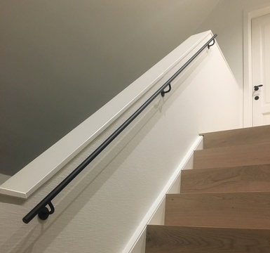 stalen deur met leuningen 