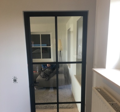stalen deur met leuningen 