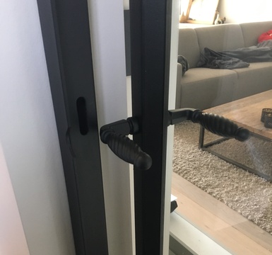 stalen deur met leuningen 