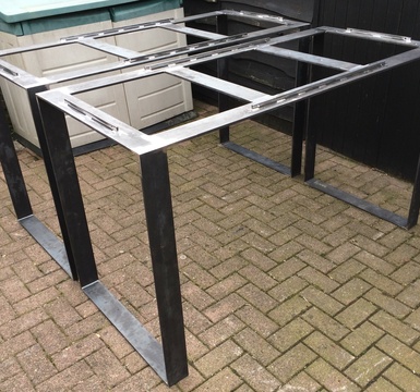 zwarte tafel onderstellen staal