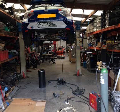 lassen aan een rallywagen