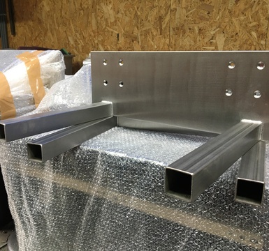 inox beugels voor lavabo ophanging gemaakt door olivier valcke