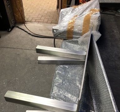 inox beugels voor lavabo ophanging gemaakt door olivier valcke