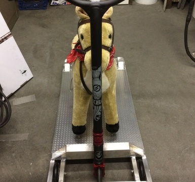 flying horse step in aluminium gemaakt door valcke olivier